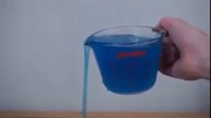 Полиэтиленгликоль - это жидкость, которая льётся сама по себе.