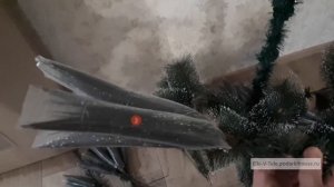 Видеообзор искусственной "Пушистой ёлки с шишками и заснеженными иголками". Инструкция по сборке