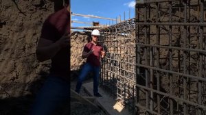 Бетонный фиксатор арматуры конус при строительстве опоры моста.