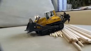 Дилерская радиоуправляемая модель бульдозера RC Bulldozer LIEBHERR PR 764 Litronic