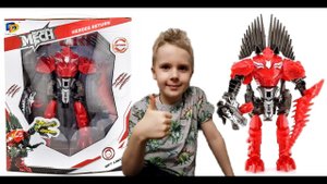Устин распаковывает трансформера, который превращается в динозавра. Трансформер Спинозавр.
