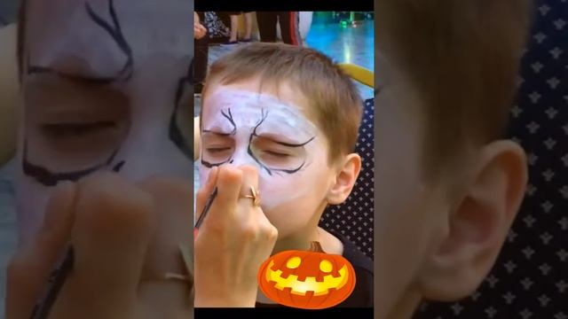 Как нарисовать скелета на лице на Halloween ??? Страшный аквагрим на Хэллоуин #Shorts