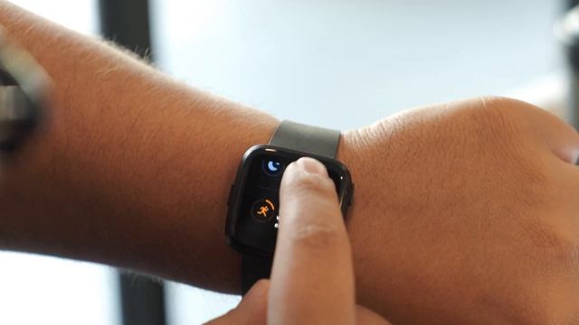 Apple Watch Series 4 vs Fitbit Versa: Fitness Tracking Watch Comparison смотреть онлайн