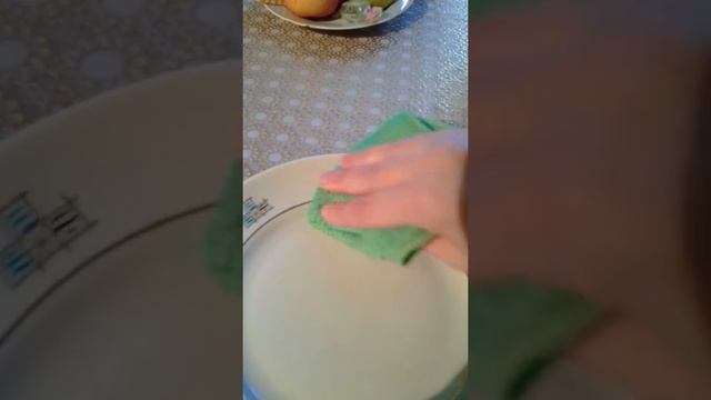 Экопродукция компании Гринвей.Салфетка для мытья посуды из микроволокна работает без моющих средств