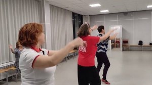 Чарльстон стролл - первый танец, который мы изучаем с новичками на занятиях в Mad Steps