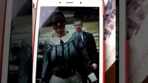 Шейха Моза в русских васильках.