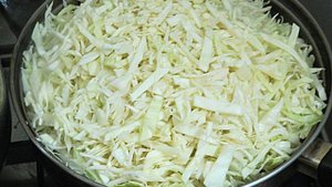 Капуста тушёная с куриными голенями и помидорами