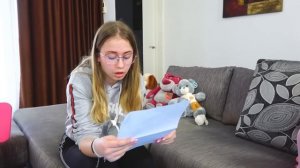 ПРОЙДИ КВЕСТ, чтобы получить Приз! Амелька не поделила Сюрпризы со своими Подружками!