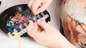 Браслет из резинок для начинающих. Браслет Лентяй. Rainbow Loom