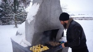 Выпечка хлеба в уличной печи зимой