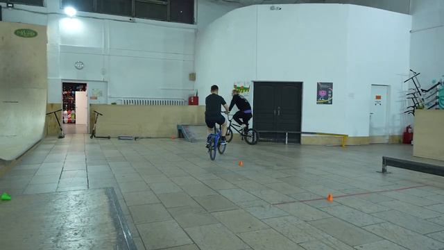 Школа велосипеда в Москве. Обучение езде на велосипеде. Скейт парк BunnyHop #велосипед смотреть онлайн
