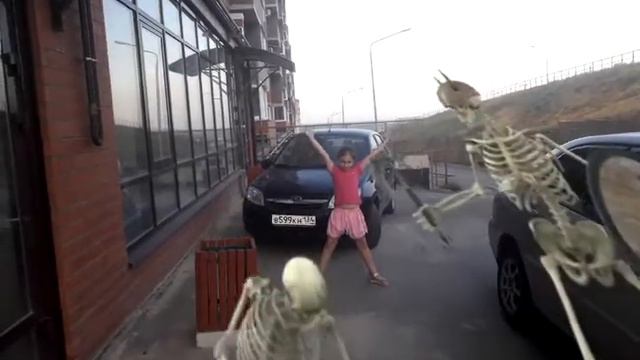 ПОВЕЛИТЕЛЬНИЦА ЗОМБИ В ГОРОДЕ! смотреть онлайн