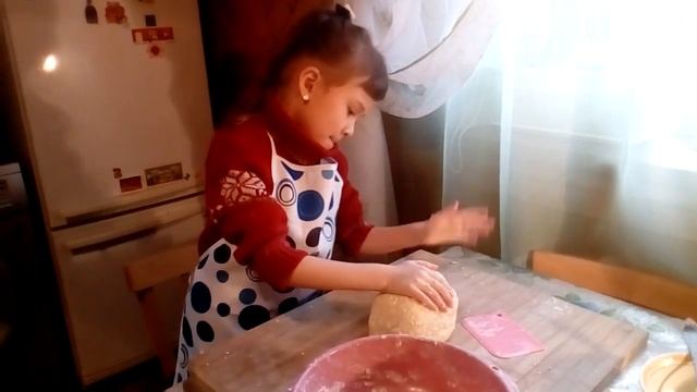 Ребенок # Печет рогалики. смотреть онлайн