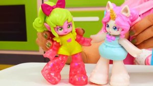 Тянучки Куклы Джелли Краш нашли вкусняшки на кухне! Игрушки для детей - Видео про игры в готовку