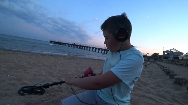 Вечером в Крыму, Приморский. Копаем на пляже Металлоискатель MINELAB VANQUISH 440 смотреть онлайн