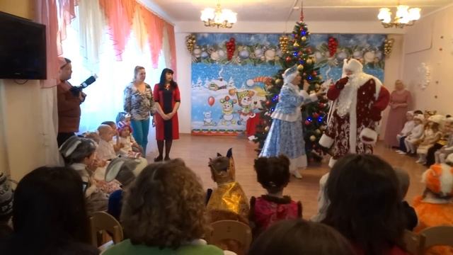 Дискотека, все танцуют, появление хлопушки смотреть онлайн