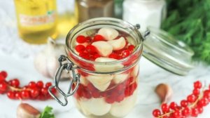 Маринованный чеснок с красной смородиной на зиму