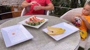 Малыш и Папа учатся правильно питаться. Примеры правильного поведения для детей.