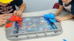 Игра для мальчиков МОРСКОЙ БОЙ - Даник играет против папы Видео для детей