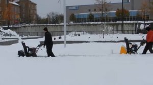 трехступенчатый снегоуборщик против желтого двуступенчатого