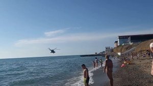 Военный вертолет над пляжем в Крыму
