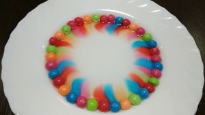 Эксперимент! Skittles и вода! Завораживает!
