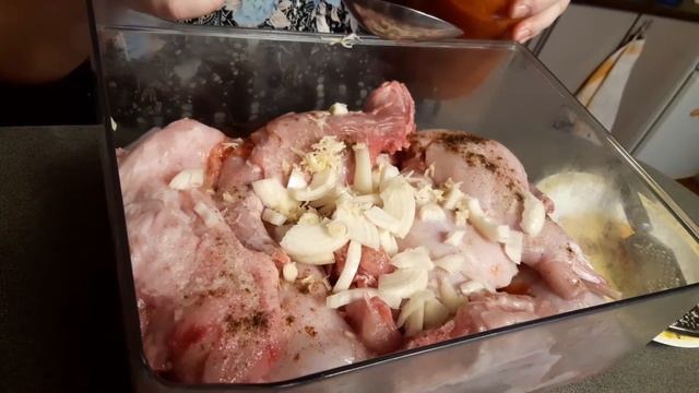 Как замариновать кролика без майонеза и растительного масла! Шашлык из кролика. I marinate meat. смотреть онлайн