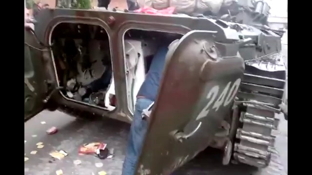 Бои в Мариуполе 09.05.2014 г. Украинские БМП-2 смотреть онлайн