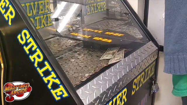 Cheating at the Coin Pusher! Silver Strike Quarter Pusher Operator Hack!?! смотреть онлайн