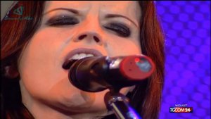 Dolores O'Riordan - Ordinary Day - Live Festivalbar 2007 Milano (HD)