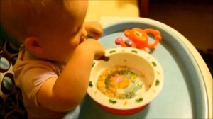 Ребенок самостоятельно ест