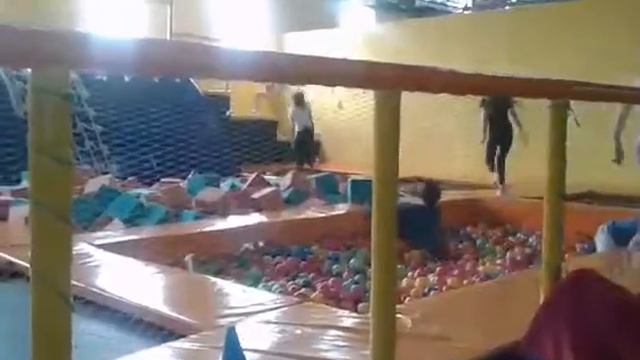 Как прыгать в шарики и кубики смотреть онлайн