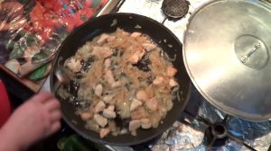 Курица с ананасами на сковороде. Обед в ТАЙСКОМ стиле
