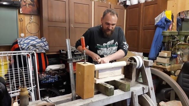 Токарный станок, самоделка из дерева, Работает! Old German Wood lathe, it's works ! смотреть онлайн