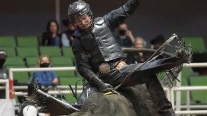 Bull rider takes on San Antonio Rodeo with unorthodox riding style