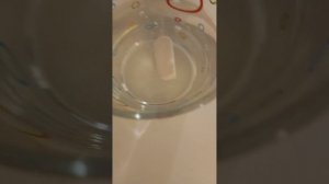 Что будет если бросить мел в воду?🤔