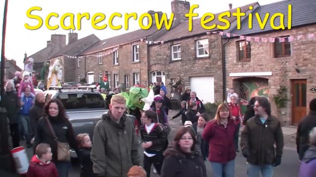 10 crazy festivals in England: scarecrow, fire, egg throwing, cheese rolling, worm charming. смотреть онлайн