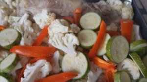 Свиные рёбра с овощами в духовке