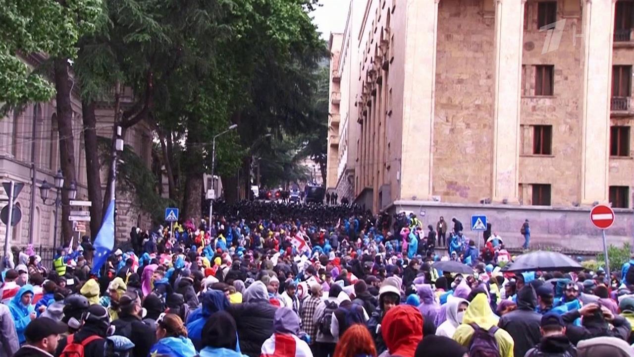 В Грузии накаляется обстановка на многотысячной акции протеста против закона об иноагентах