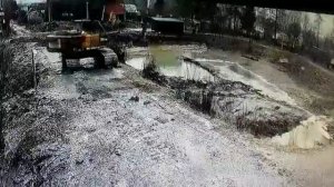 Чистка дачного пруда длинноруким экскаватором.