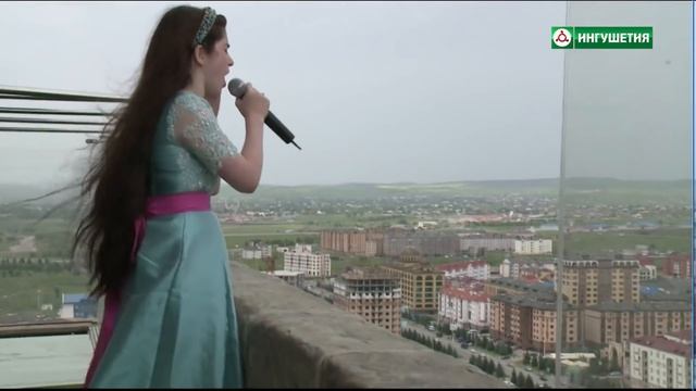 РАГДА ХАНИЕВА ПОЕТ КРАСИВУЮ ПЕCНЮ НА САМОЙ ВЫСОКОЙ БАШНЕ ИНГУШЕТИИ смотреть онлайн