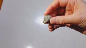 Нашли камень с золотистыми вкраплениями