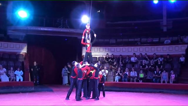Цирковой акробатический номер "Спасем мир"Circus acrobatic performance "Save the World"