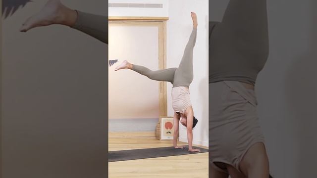 Ejercicios para conseguir la postura del pino, Adho Mukha Vrksasana #shorts #yoga смотреть онлайн