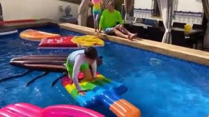 БАССЕЙН ЭТО ЛАВА от МАКС и МИСС КЭТИ