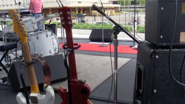 LP R8 vs Relic'd Strat Minor Blues смотреть онлайн