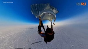 Кадры первого в мире прыжка из стратосферы на Северный полюс