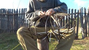 Плету большую корзину из неокоренной лозы.