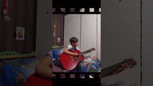 Песня "Едет едет паровоз" на гитаре.