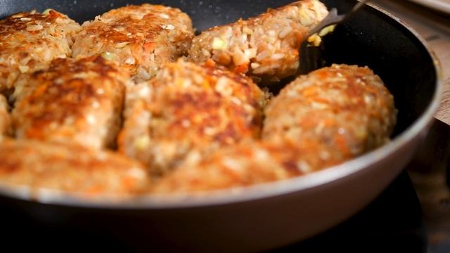 ЛЕНИВЫЕ ГОЛУБЦЫ. Перемешаем фарш капусту и рис, и никаких заморочек. Съедим на ужин. смотреть онлайн